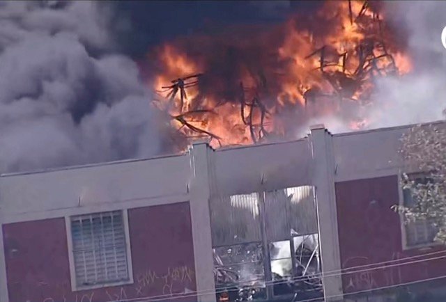 Incêndio atinge galpão na Zona Oeste de São Paulo