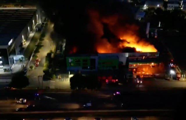 Bombeiros extinguem incêndio em fábrica de salgados de Indaiatuba após 8h de combate