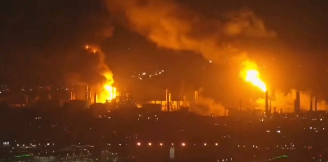 Incêndio de grandes proporções atinge refinaria da Chevron em Los Angeles