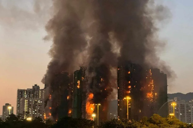 URGENTE! Incêndio devastador em torres residenciais em Hong Kong, 15 mortes confirmadas até agora.