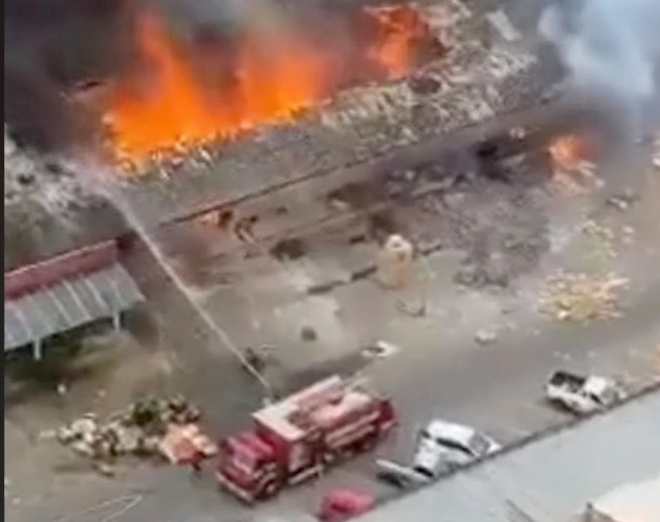 Incêndio de grandes proporções atinge galpão no Brás, em São Paulo